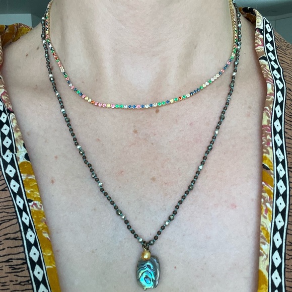 Handmade hand knotted little gemstone necklace with abalone pearl charm - Picture 3 of 8